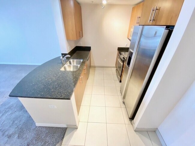 Foto del edificio - GREAT 1 BED, 1 BATH 867 SQFT HIGH RISE CON...