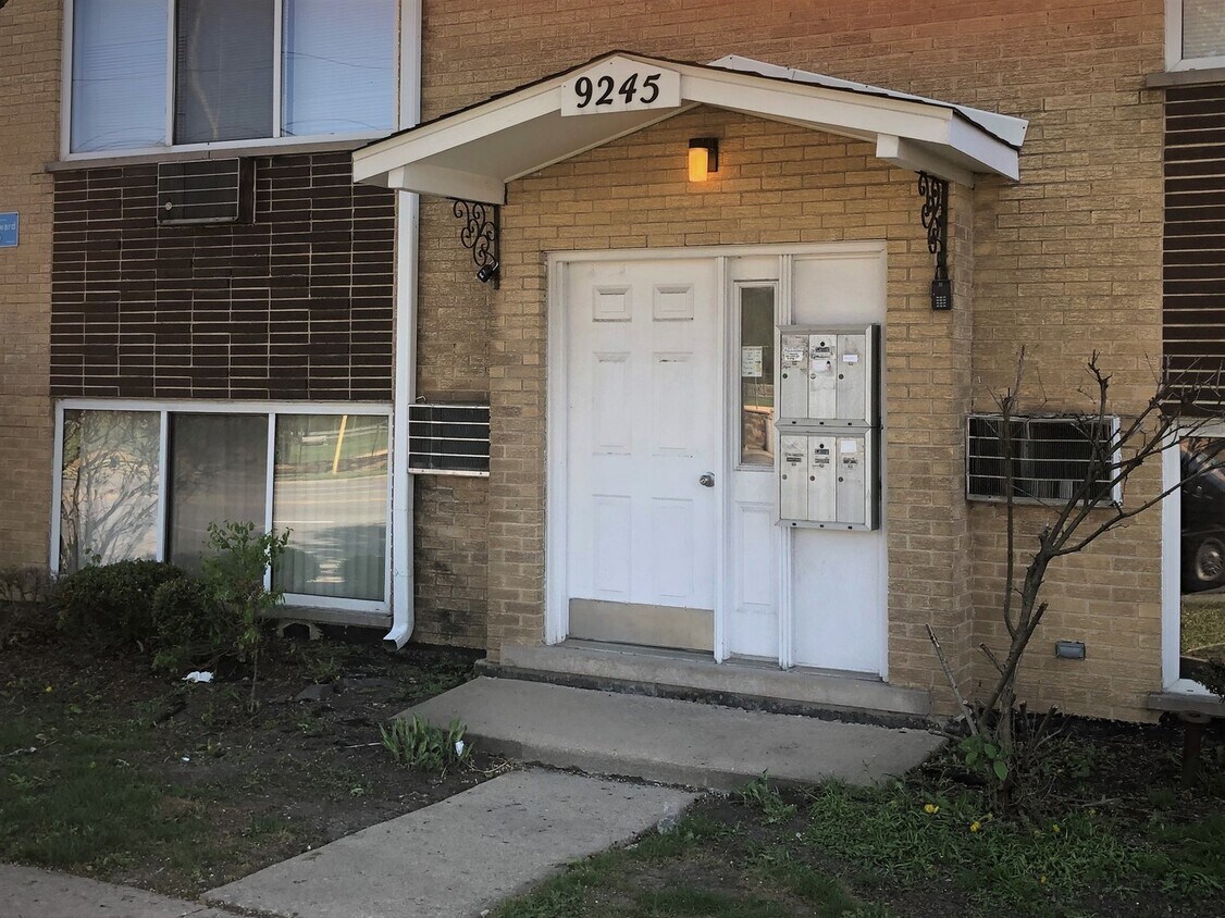 Foto principal - 9245 Irving Park Rd