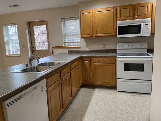 Building Photo - lcm325