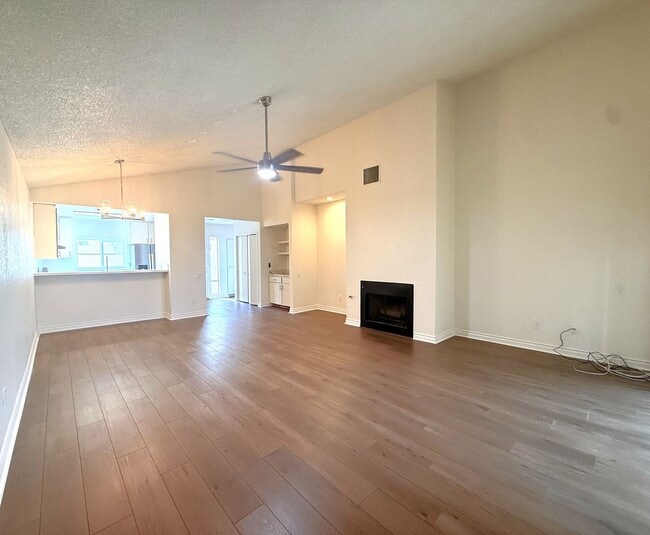 Building Photo - AVAILBLE NOW!!! Updated 2 Bedroom 2 Bathro...