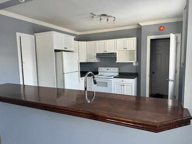 Building Photo - 563 McCannan Ave