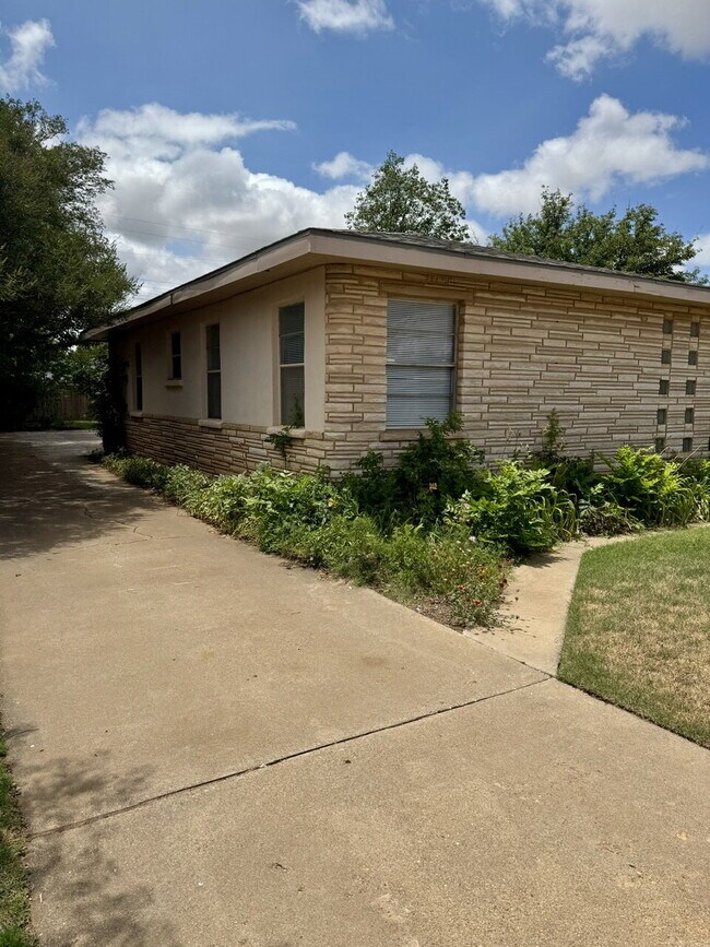 Foto del edificio - Mid-century 3-bedroom, 2-bathroom home!
