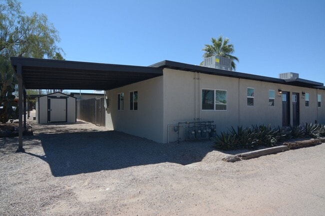 Building Photo - Remodeled 2 Bedroom 1 Bath Duplex! Great Central Tucson Location!