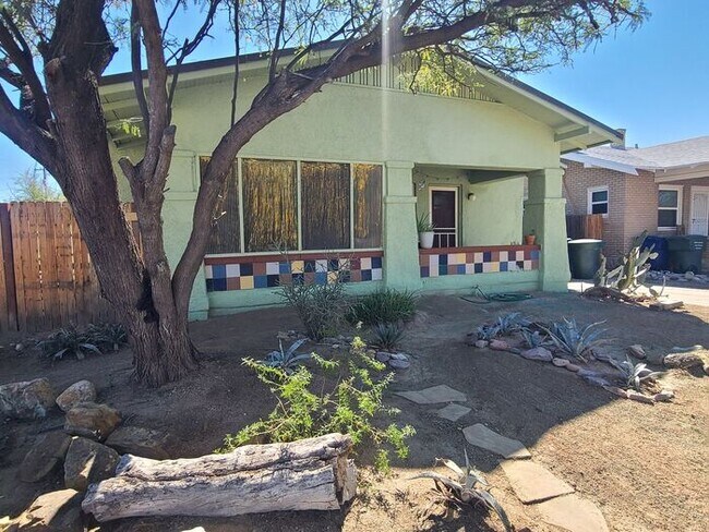 Foto del edificio - Coming Soon ! Great Location- University/4 St. Neighborhood