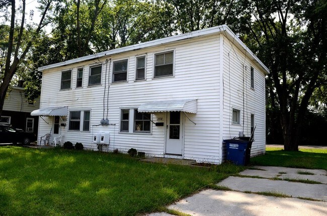 Building Photo - Beautiful unit of duplex