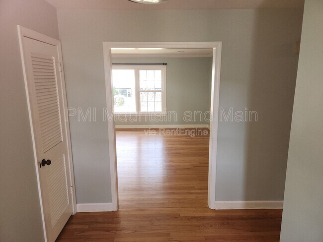 Foto del edificio - 1220 Woodmont Dr