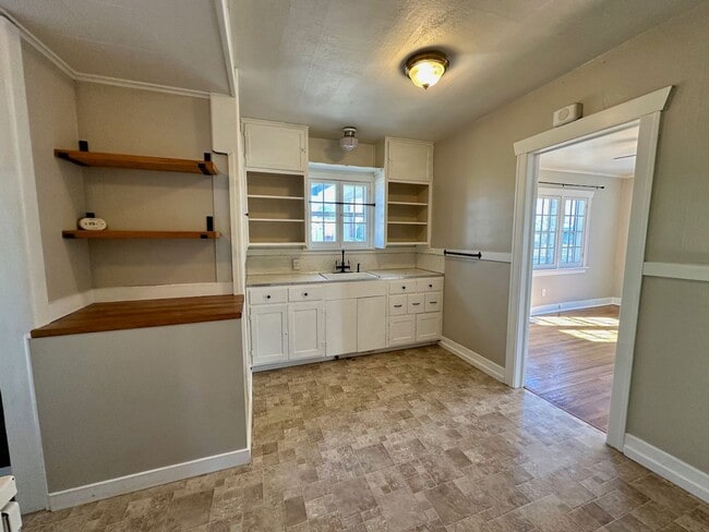 Foto del edificio - Ideally Located and Updated 3 Bed 1 Bath Spokane Home w/ Large Detached Garage/Shop Near Garland ...