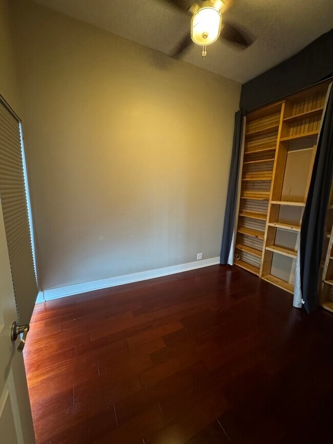 Foto del edificio - 5048 N Marine Dr