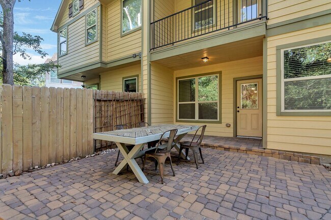 Foto del edificio - 222 Cheswood Forest Dr