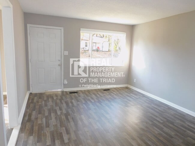 Building Photo - 3 bed/1.5 bath Bungalow in the Heart of Hi...