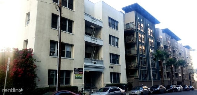 Building Photo - 1026 Ingraham St