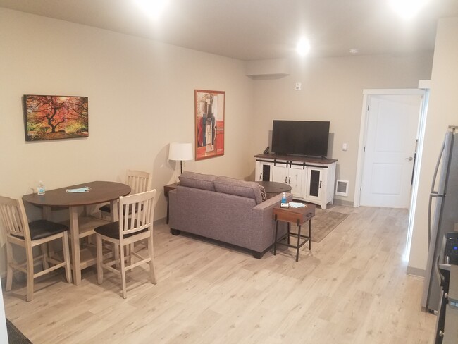 1BD, 1BA - 580SF - Lake Grove Apartments