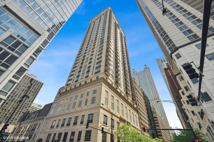 Primary Photo - 10 E Delaware Pl