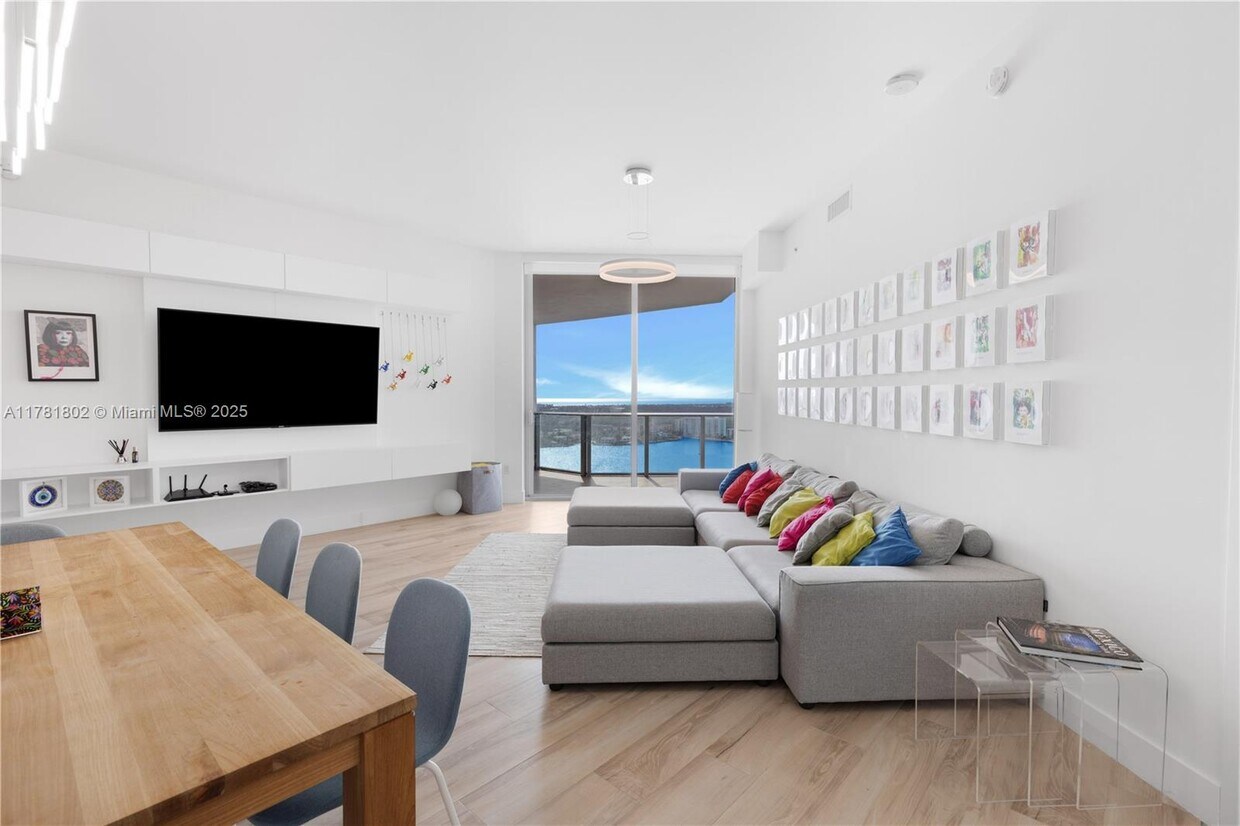 Foto principal - 17111 Biscayne Blvd