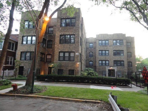 Foto principal - 4954 N St Louis Ave
