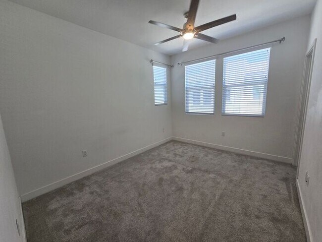 Foto del edificio - Modern Oceanside Home with Spacious Layout in a Desirable Community