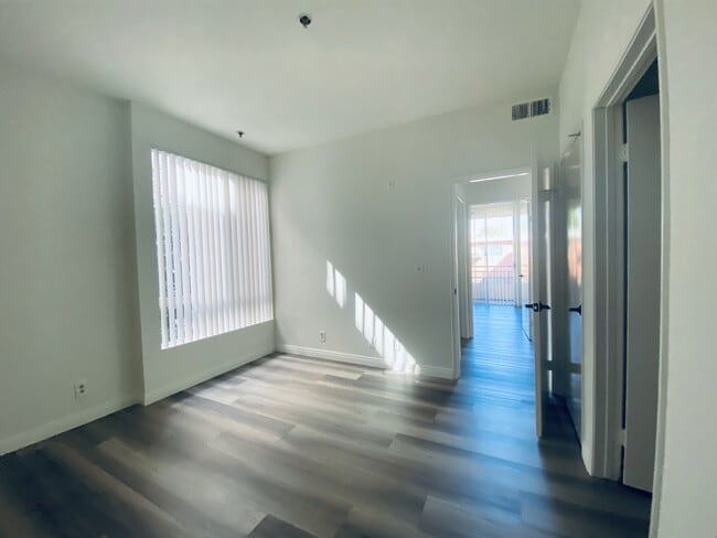 Building Photo - 1220 N Las Palmas Ave