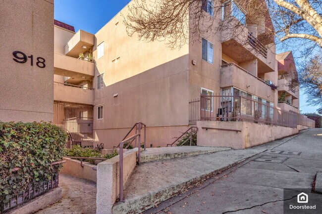 Foto del edificio - 918 W College St