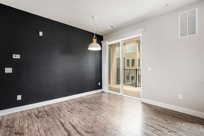 Foto del edificio - Amazing WesTown Condo with Garage Availabl...