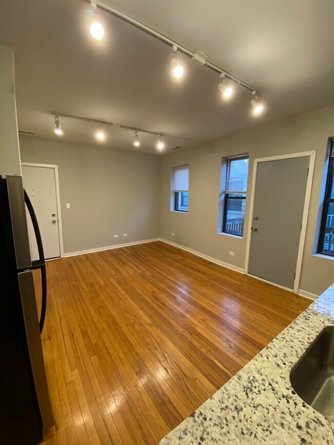 Sala de estar - 4817 N Christiana Ave