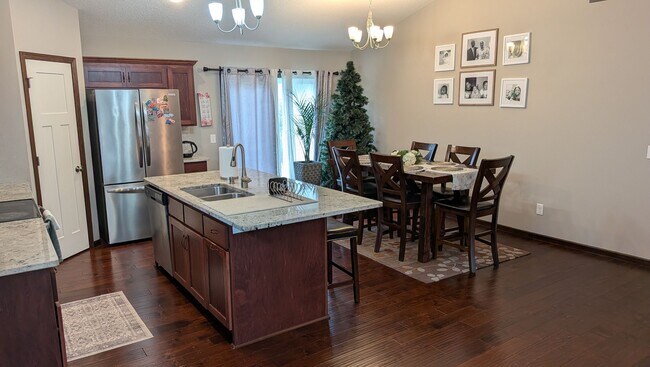 Foto del edificio - Amazing 5 bedroom home in Blaine!