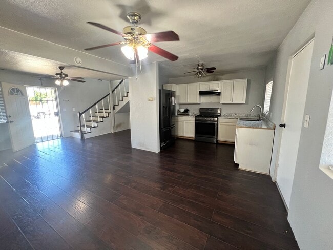 Foto del edificio - 2 Story, 2 Bedrooms, 2 Bath home with larg...