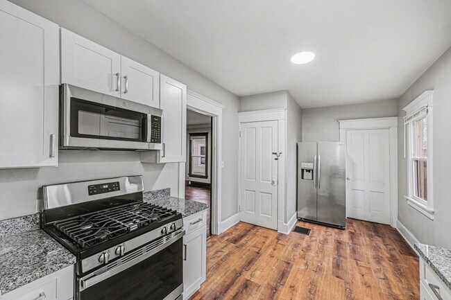 Foto del edificio - Fully Renovated 2BR Home – Modern Updates & Classic Charm