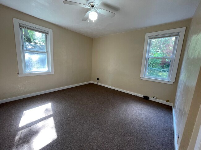 Foto del edificio - 329 Hemlock Dr