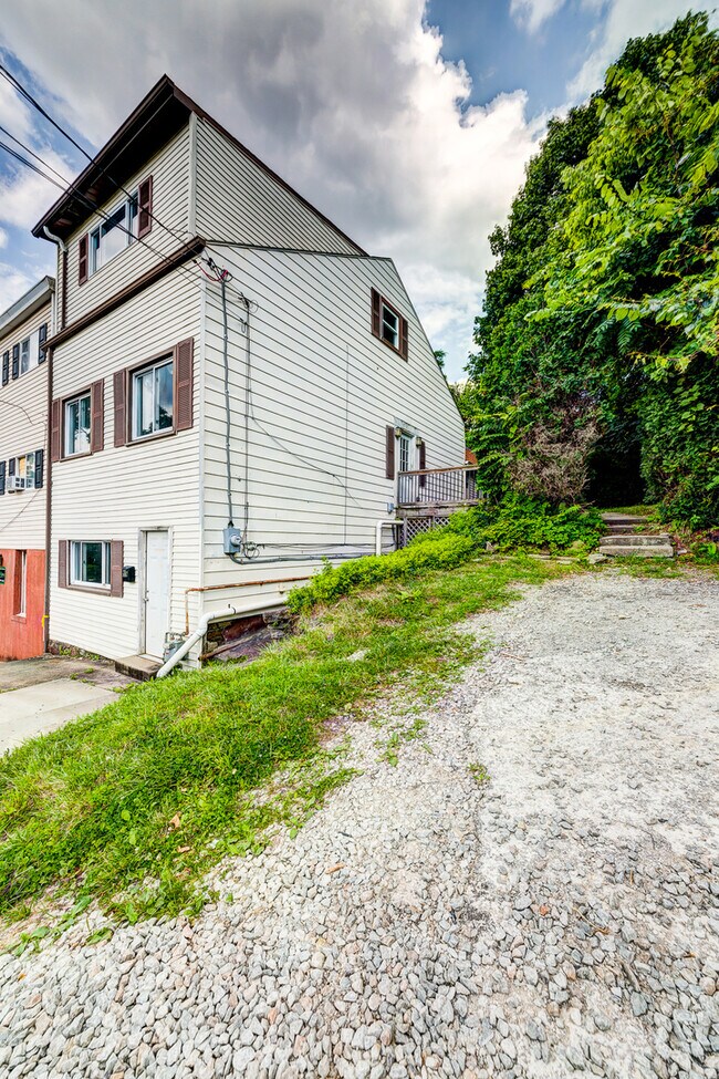 Building Photo - AVAILABLE AUGUST 2026 - Beautiful 3 Bedroom Home w/ OFF-STREET PARKING & Deck!