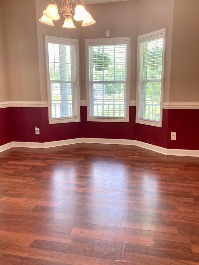 Building Photo - 5 Bedroom 3 Bath Hubert Home for Rent