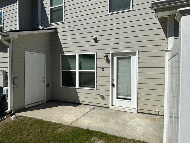 Building Photo - Prime location! Minutes to I-85, Fairburn, Union City, Trilith, LVP flooring, newly renovated, pr...