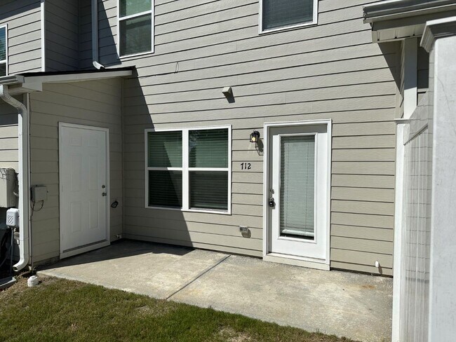 Foto del edificio - Prime location! Minutes to I-85, Fairburn, Union City, Trilith, LVP flooring, newly renovated, pr...