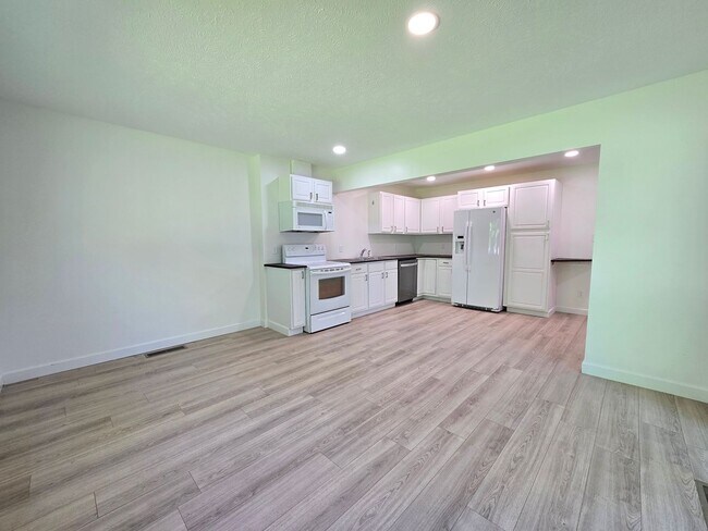 Building Photo - Updated 3 Bedroom Home in Downs