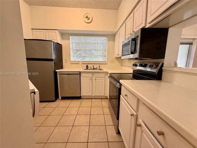 Foto del edificio - 2421 NW 96th Terrace