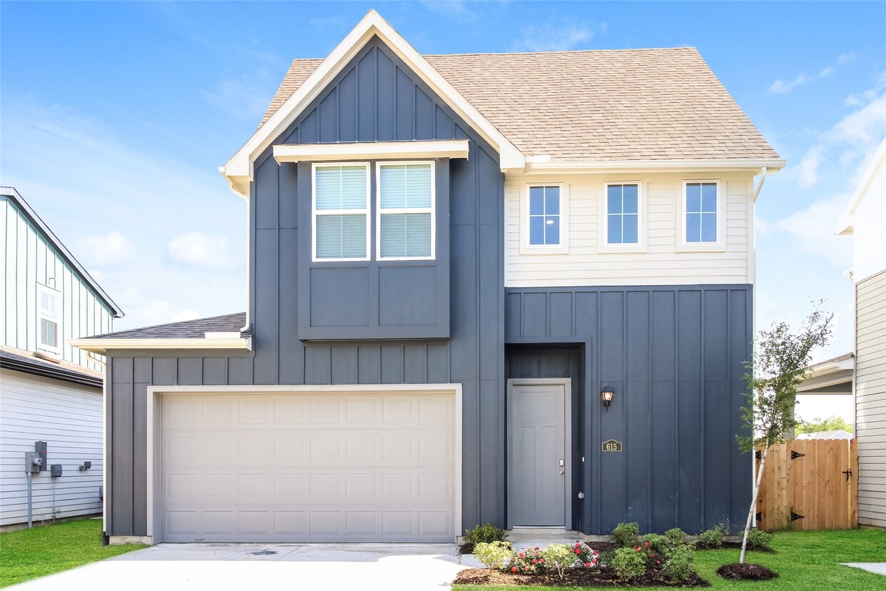 Foto principal - 9835 Willow Creek Commerce Dr