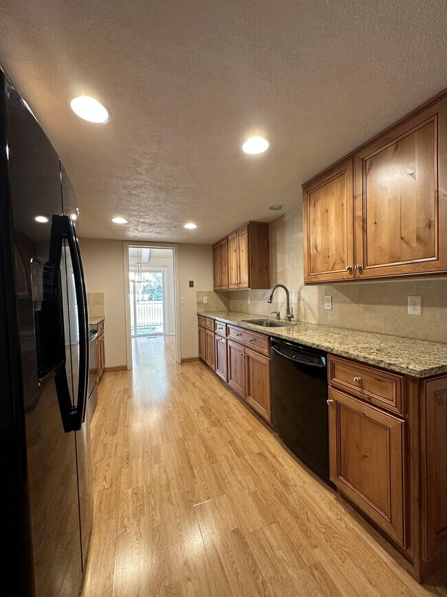 Building Photo - 2920 S Raindrop Dr
