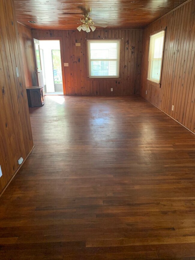 Building Photo - Cute 3/1 on 1/2 acre.