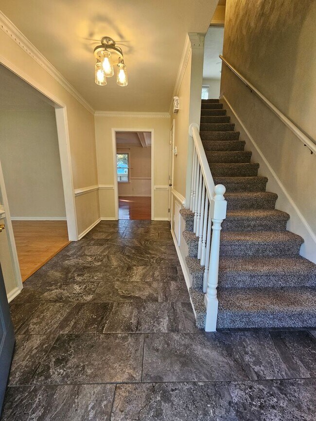 Foto del edificio - Spacious 4-Bed, 2.5-Bath in Hickory School...
