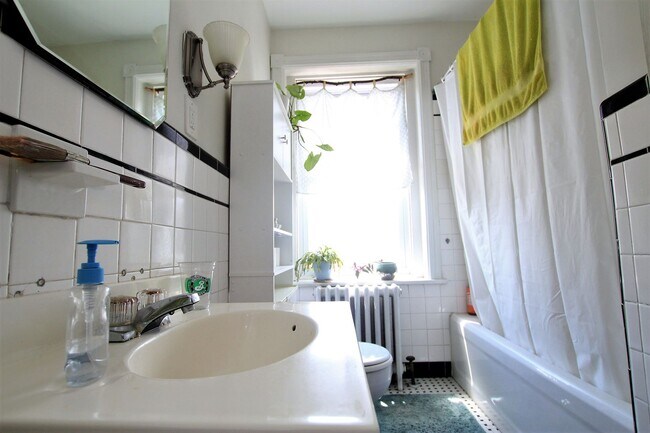 Foto del edificio - Spacious one bedroom unit, walking distance to Drexel