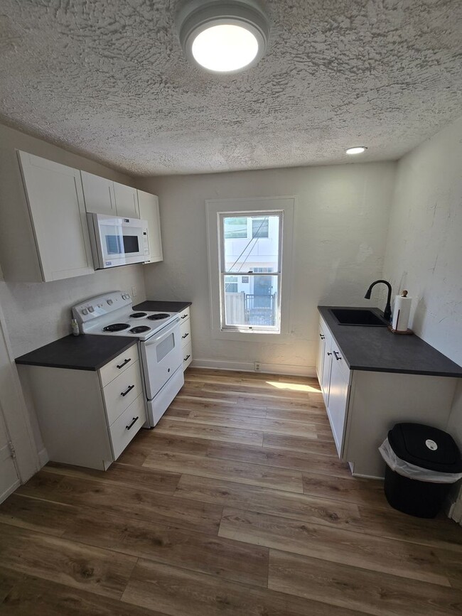 Building Photo - MOVE IN SPECIAL !! SPACIOUS 1/1 CONVENIENTLY LOCATED CLOSE TO DOWNTOWN ST. PETERSBURG