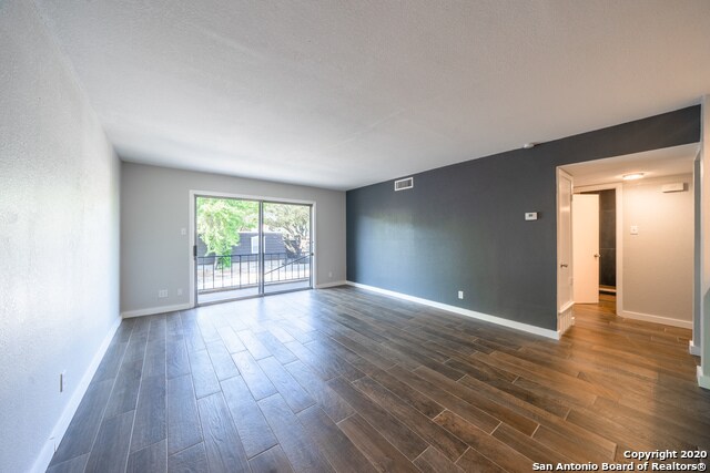 Foto del edificio - 8038 Broadway St