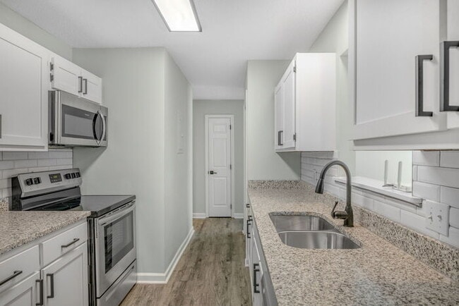 Building Photo - 515 Cely Ln