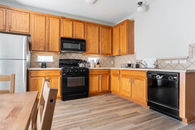 Foto del edificio - ROOM ONLY in 4-bed/2.5-bath Home