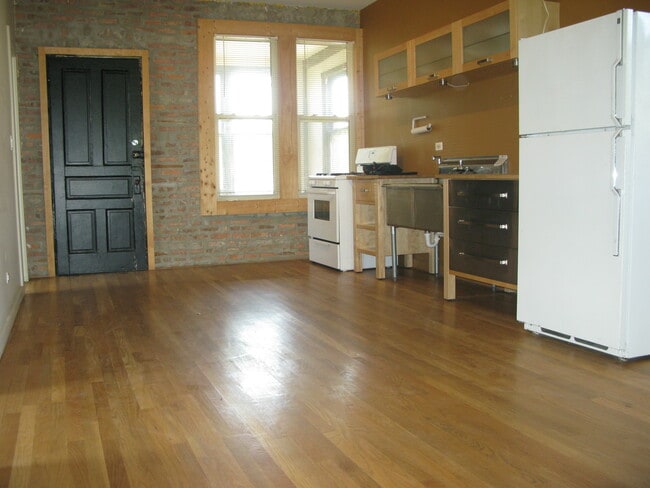 Building Photo - 3213 S Lituanica Ave