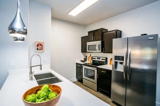 Building Photo - Lyric