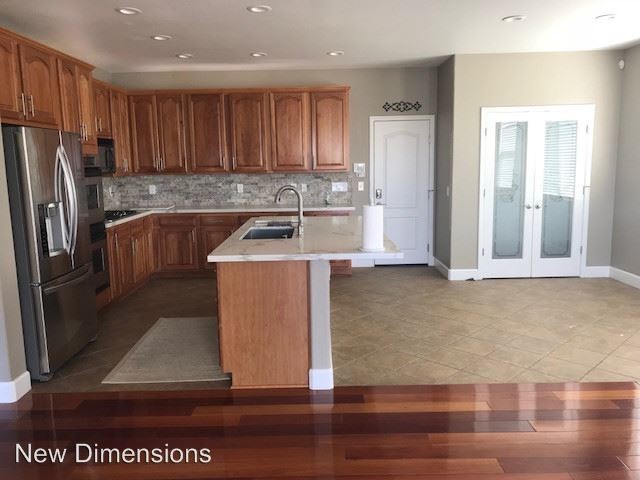 Building Photo - 5865 E Hidden Valley Dr