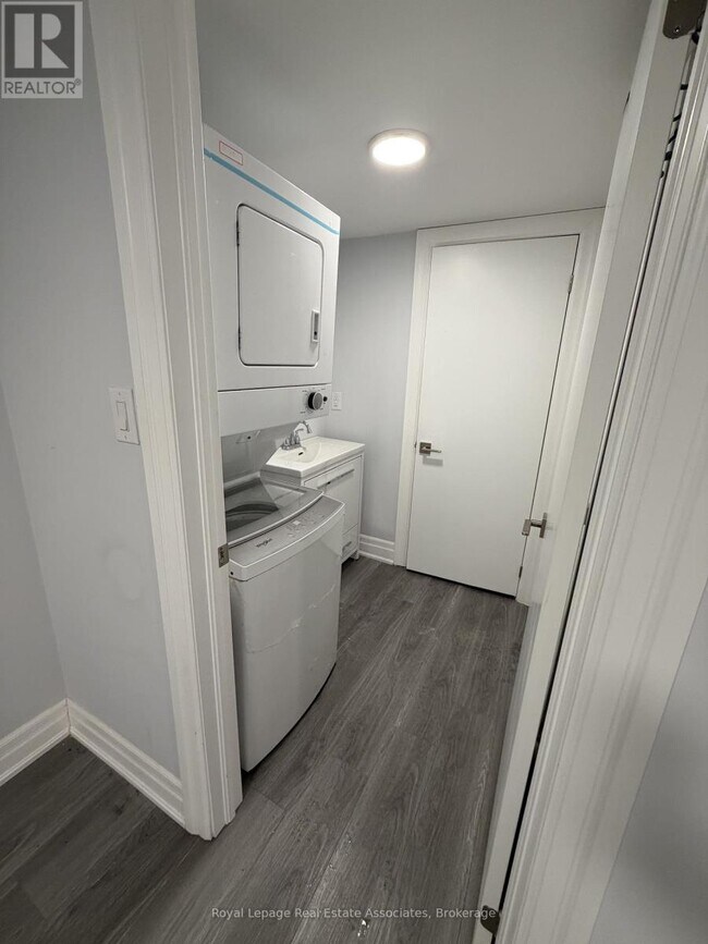 Photo du bâtiment - 46 Dell Park Ave