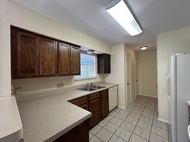 Building Photo - SPECIAL PRICE $1795/mo for 14-24 month lea...