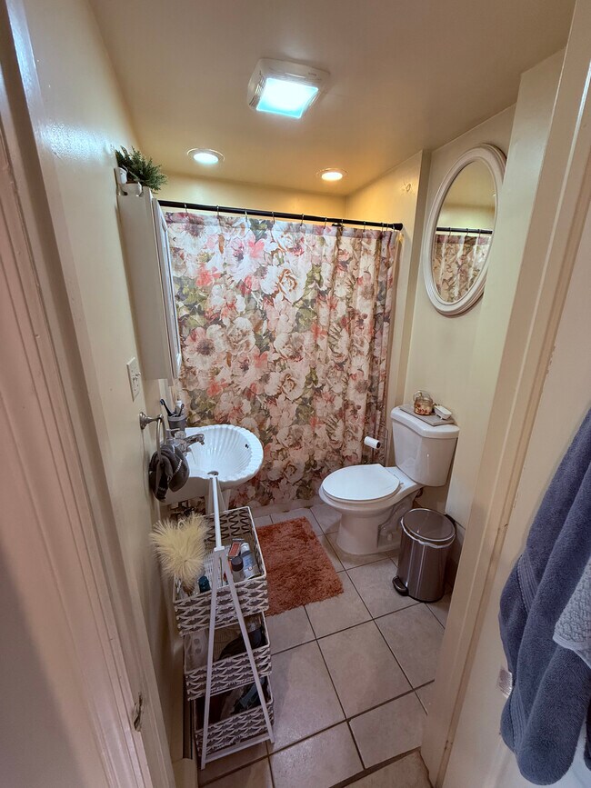 1 baño completo - 226 E Main St
