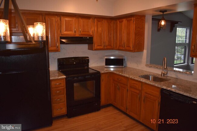 Foto del edificio - 32 Basswood Ct